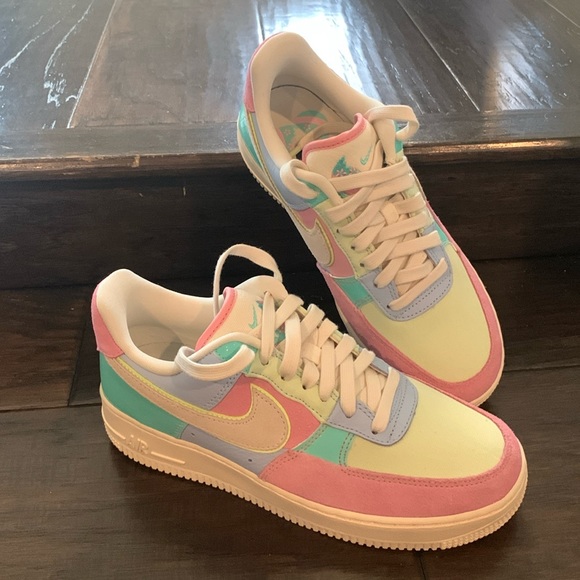 NWOT Nike Air Force 1 07 QS Easter - Picture 1 of 10